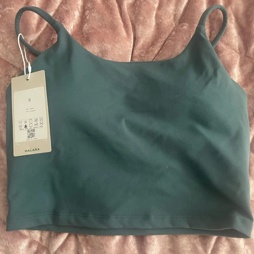 Basic Padded Cropped Workout Tops - Picture 3 of 8